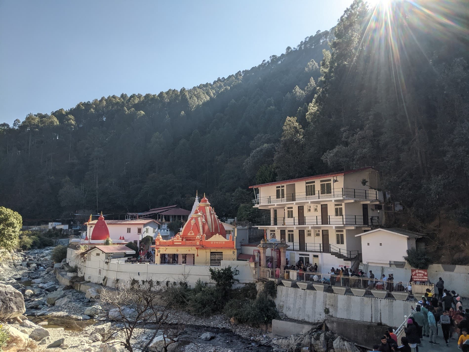 Kainchi Dham travel — Famous ashram and Hanuman temple of Neem Karoli Baba beside the Kosi River, between Nainital and Almora.